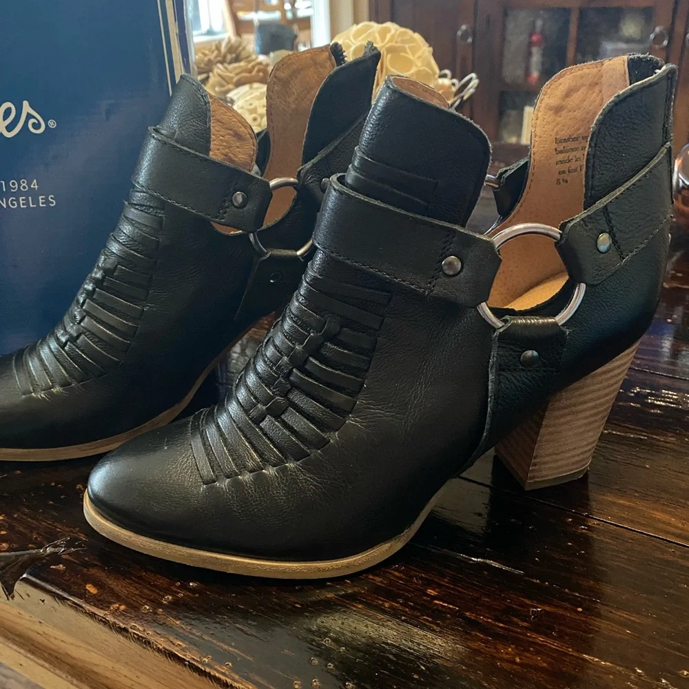 Seychelles Black Leather Bootie with Silver Metal Accent…..Excellent Condition! - Picture 1 of 3